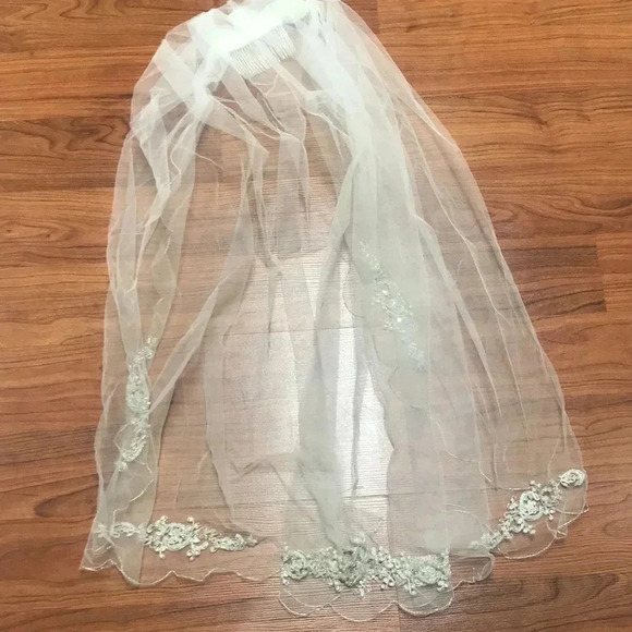 David’s Bridal Ivory Scalloped Edge Veil main image 4